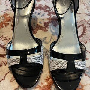 CALVIN KLEIN BLACK AND WHITE PUMPS LIKE NEW SZ 10M